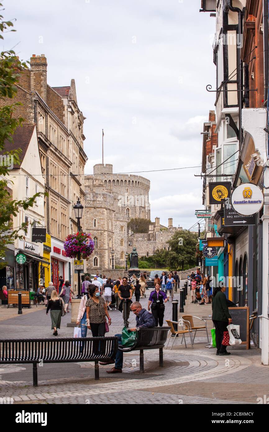 Menschen High Street Shopping entlang Peascod Street Windsor England Großbritannien Stockfoto