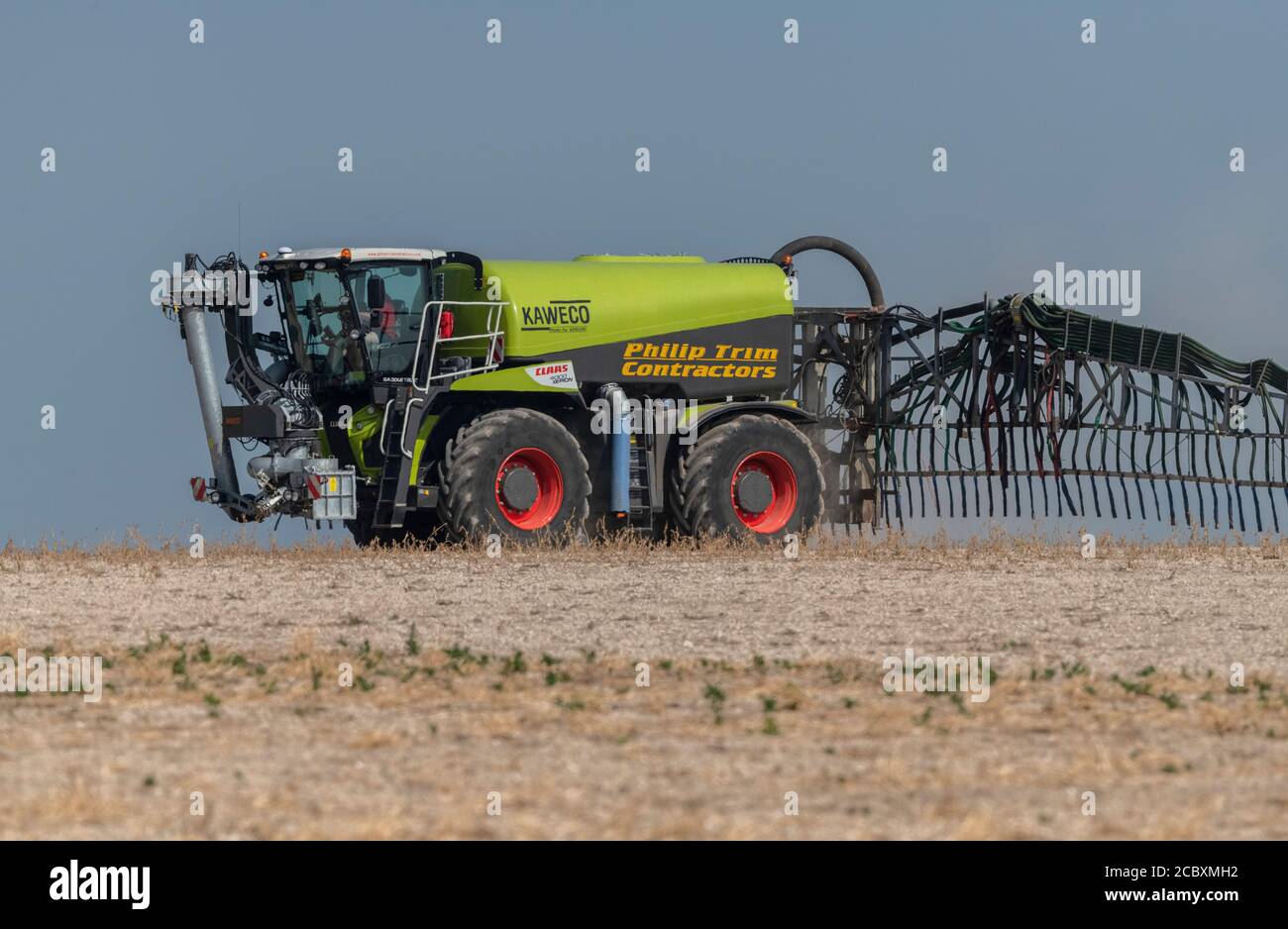 Slurry Injektor arbeiten in großen sterilen Ackerfeld, Feder; Dorset. Stockfoto