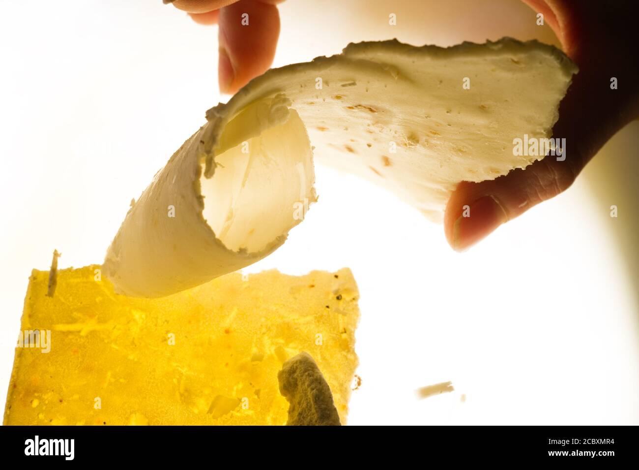 Eine dünne Flocke aus natürlicher hausgemachter Seife. Antiallergisch, natürlich, biologisch, sanft zur Haut Stockfoto