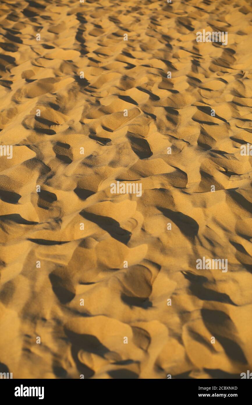 Nahaufnahme Textur von Wüstensanddünen bei Sonnenuntergang in Oleschky Sandes, Ukraine Stockfoto