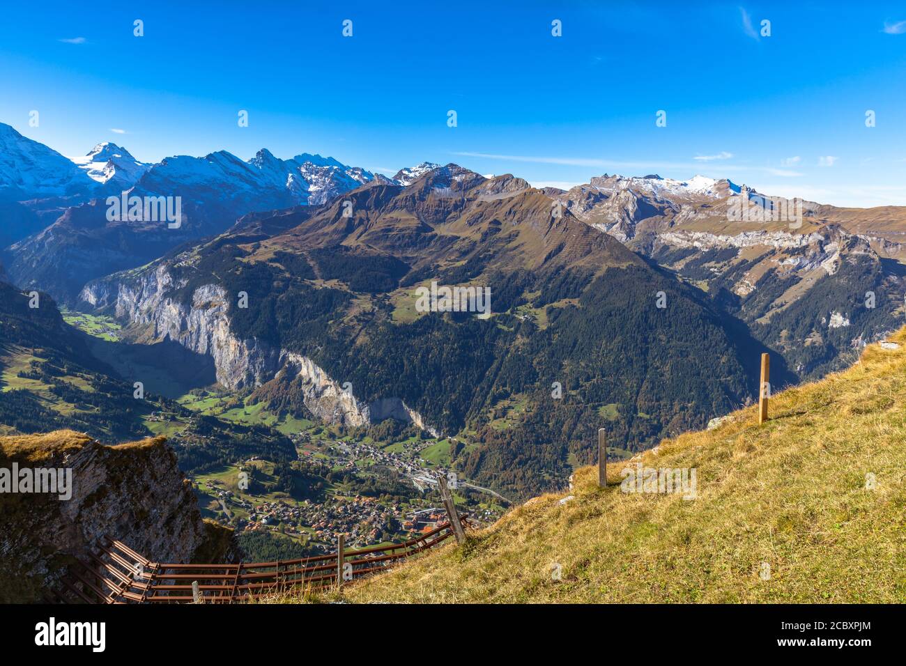 Atemberaubende Luftaufnahme des Lauterbrunnental und Panorama der Schweizer Alpen auf Berner Oberland mit Schilthorn am sonnigen Herbsttag, von Mannlichen, Cant Stockfoto