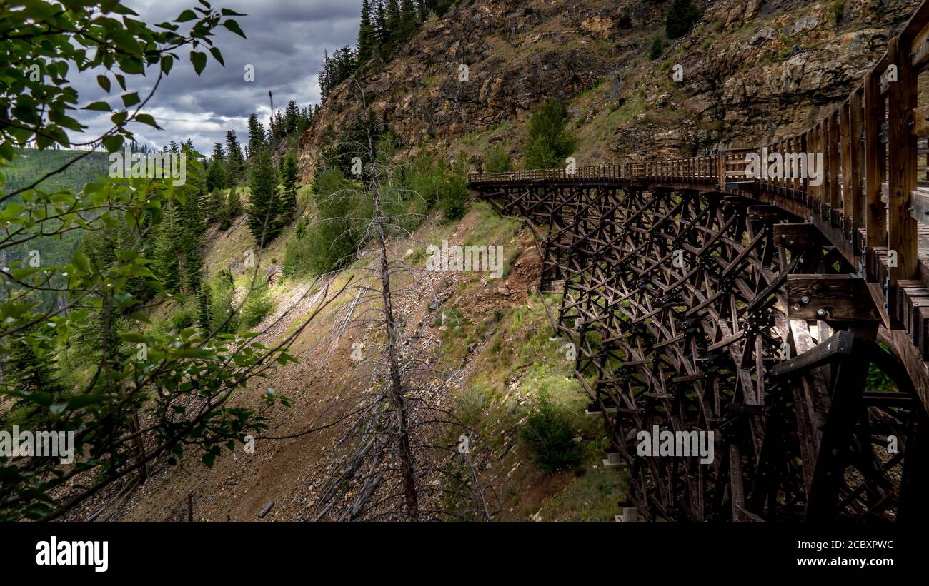 Hölzerne Trestle-Brücke der verlassenen Kettle Valley Railway im Myra Canyon bei Kelowna, British Columbia, Kanada von der anderen Seite des Canyons aus gesehen Stockfoto