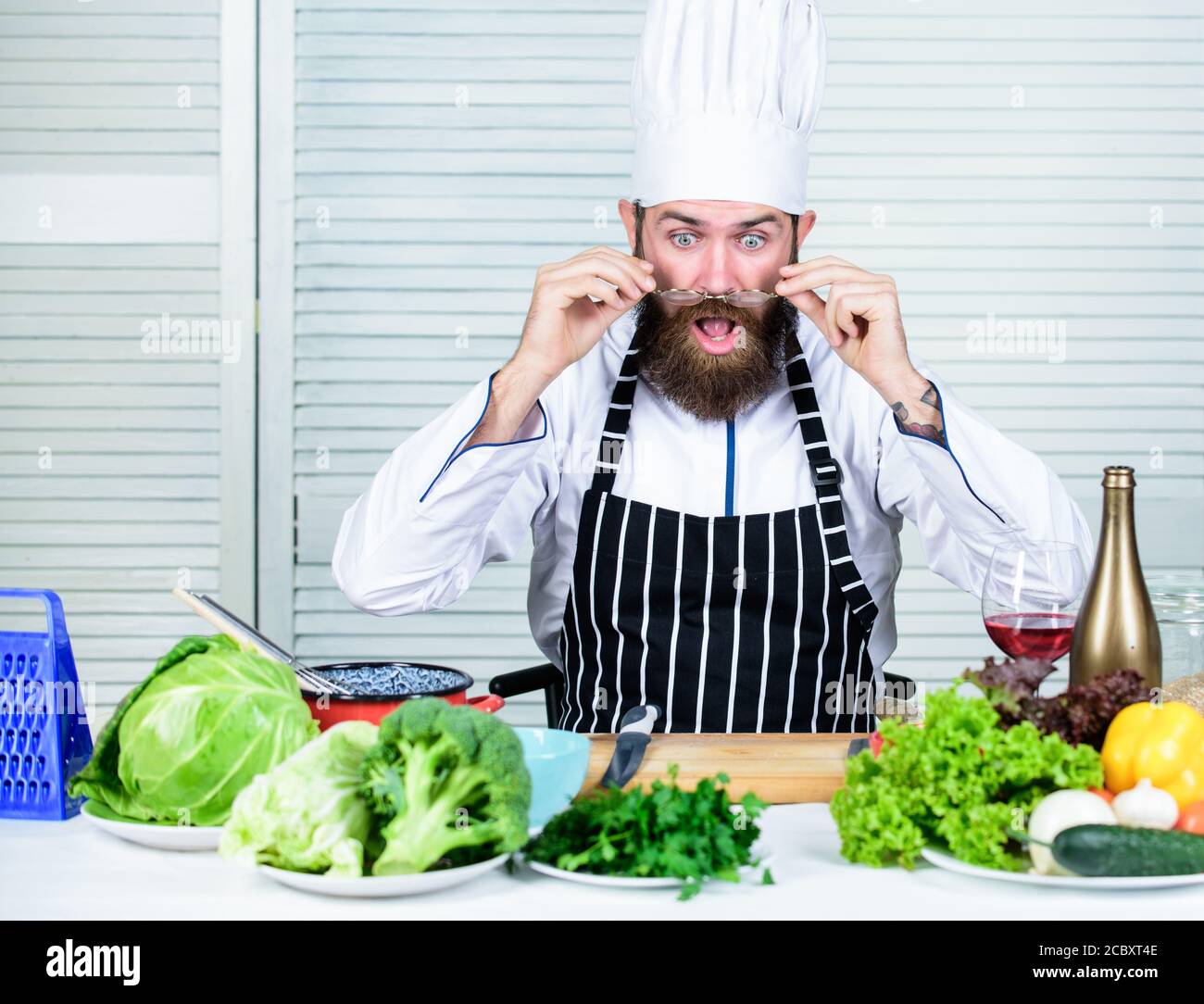 Kerl in professionelle Uniform bereit kochen. Konzept des Chefkochs. Kulinarisch ist spannend. Der Küchenchef ist ein hübscher Hipster. Mach dich fertig. Mann bärtige Koch immer bereit Kochen köstliche Gericht. Koch bei der Arbeit, Beginn der Schicht. Stockfoto