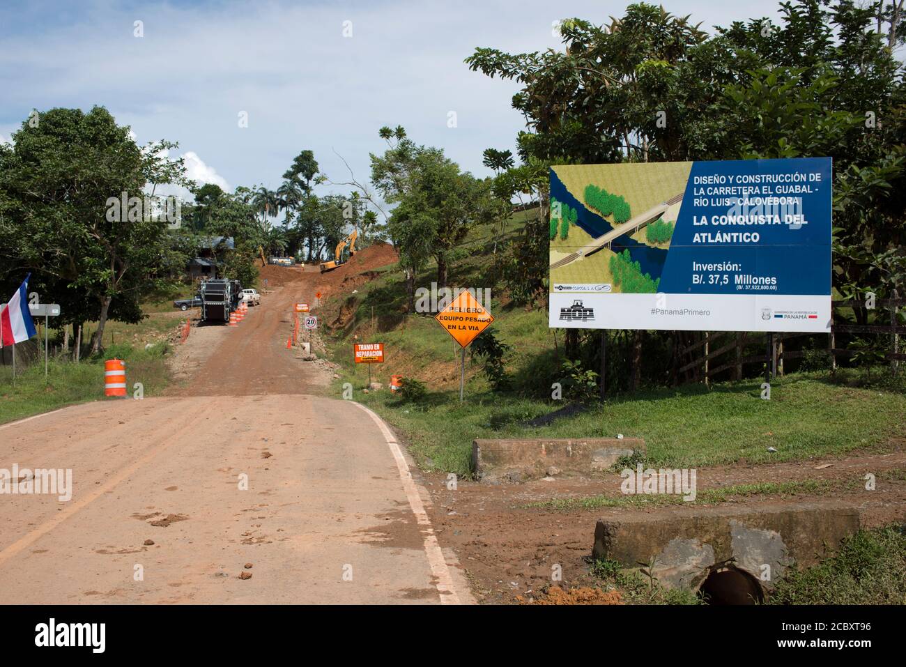 Die Bauarbeiten für eine neue Straße durch Panamas indigene Ngäbe-Bugle Comarca (Reservat) sind im Gange. Stockfoto