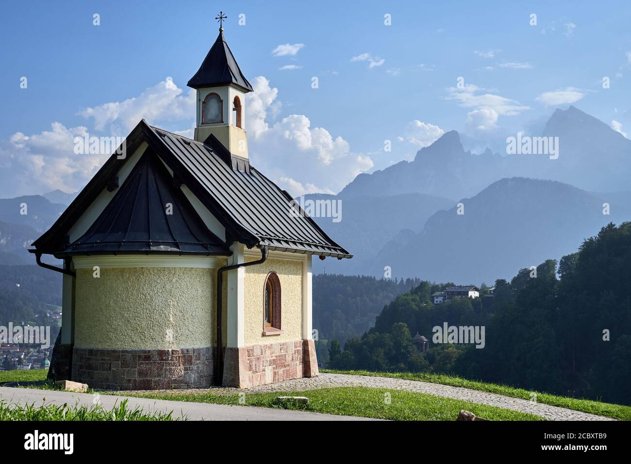 Kirchleitnkapelle mit Berg Watzmann im Hintergrund in Berchtesgaden, Bayern, Deutschland Stockfoto