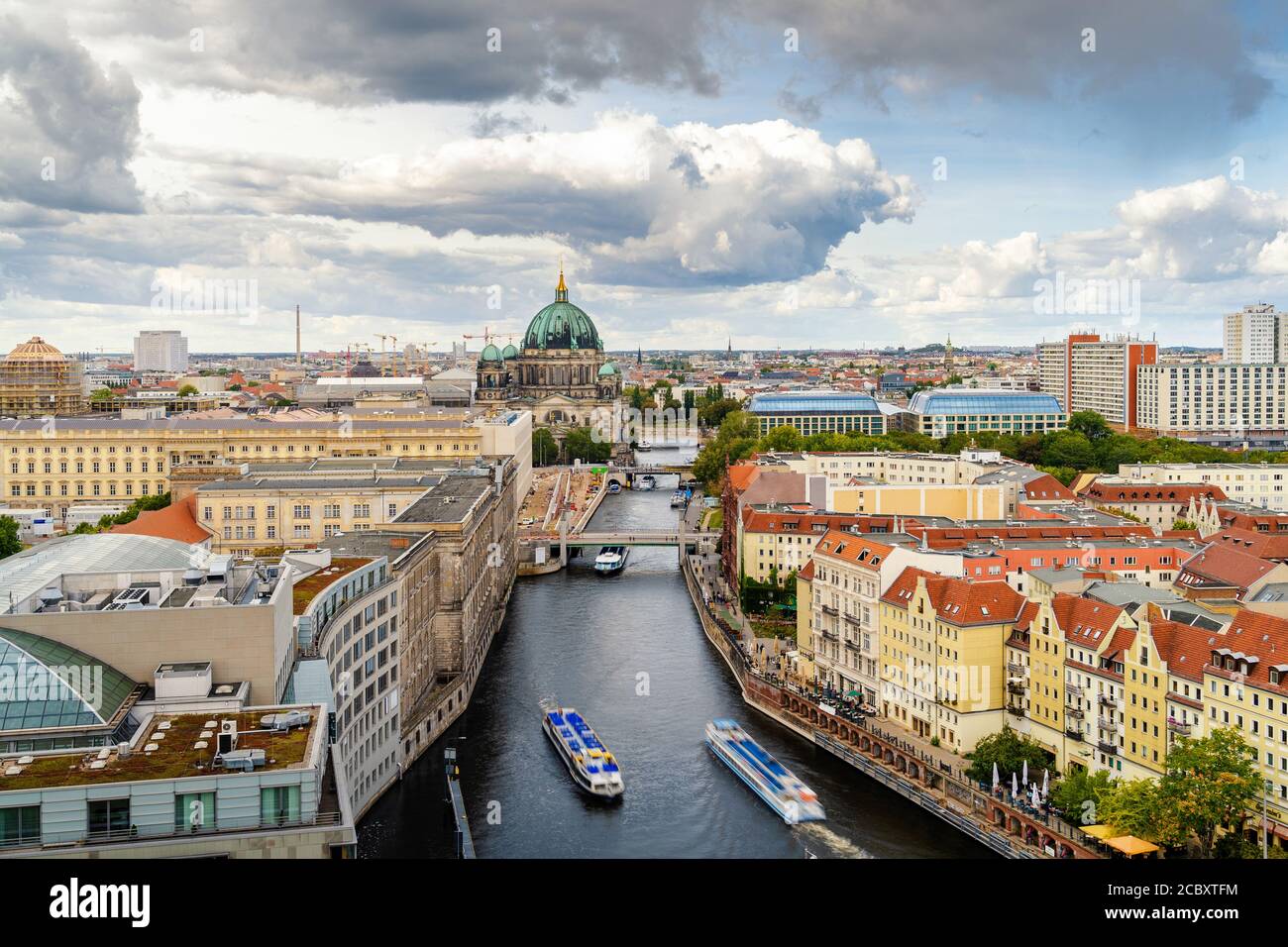 Panoramablick auf Berlin, Deutschland, zeigt das historische Wahrzeichen des Berliner Doms und Ausflugsboote auf der Spree. Stockfoto