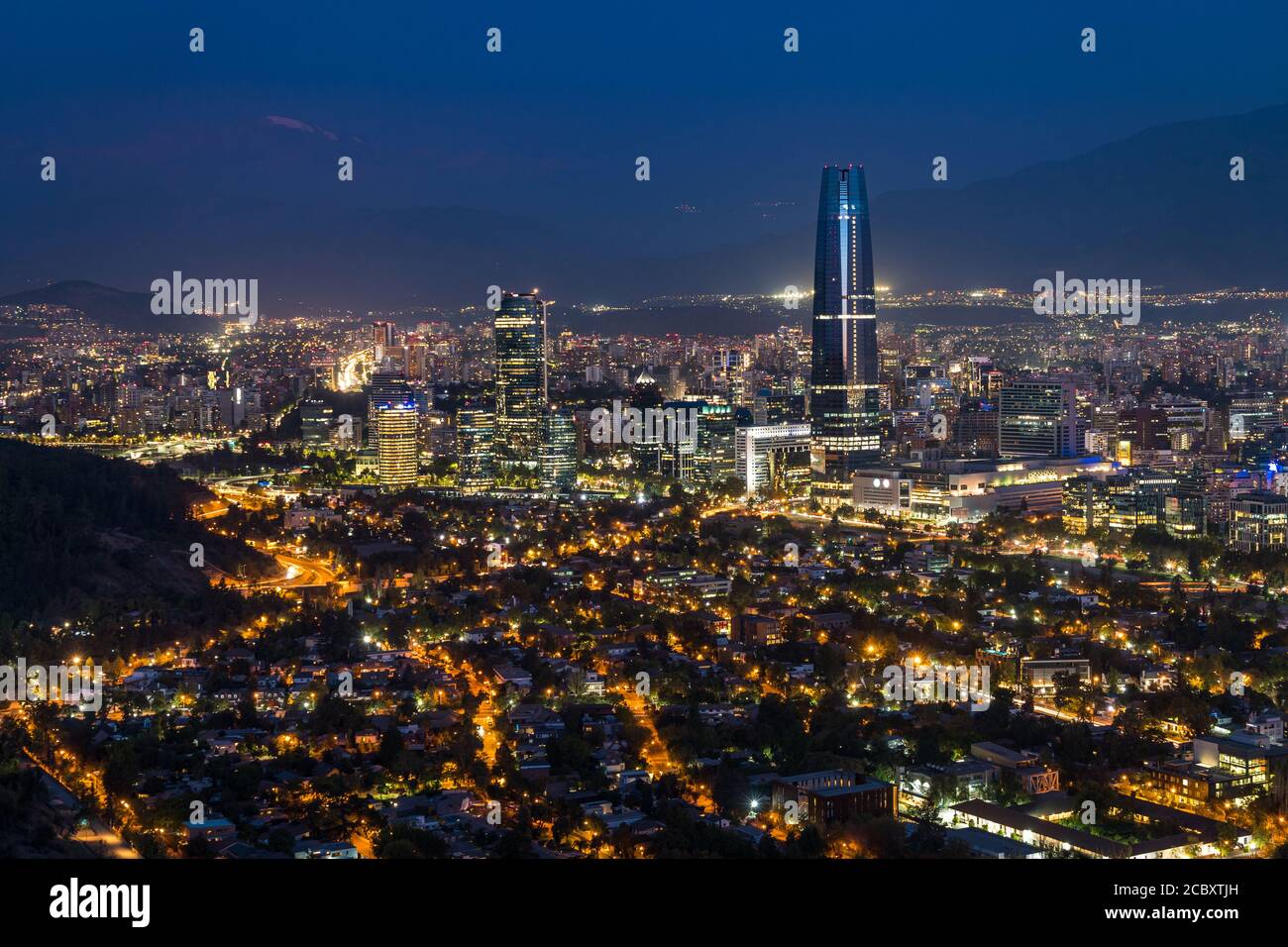 Panoramablick auf die Stadt Santiago bei Nacht, Chile, Südamerika. Stockfoto
