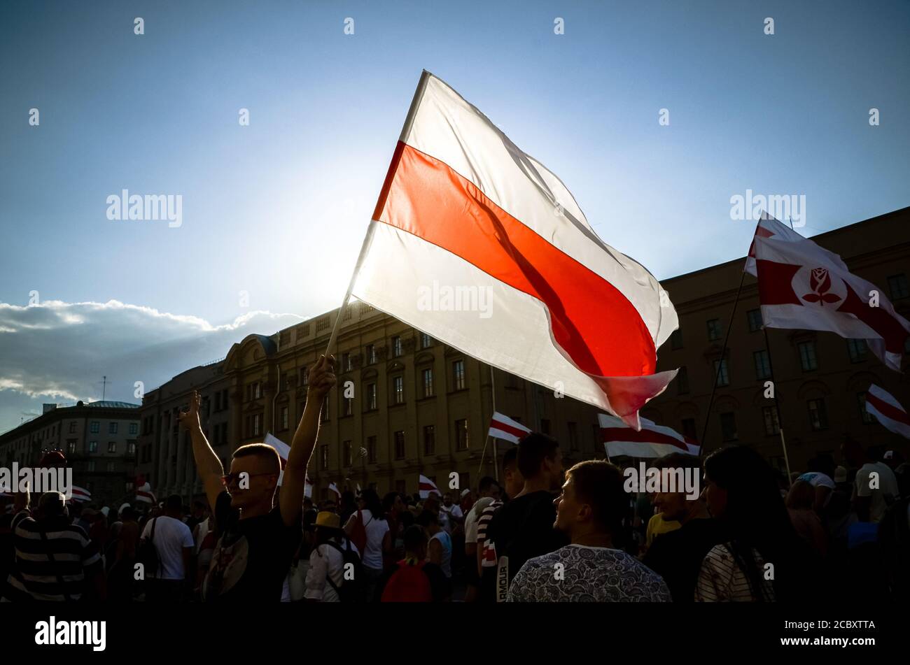 Minsk, Belarus - 16. August 2020: Belarussische Bevölkerung nimmt an friedlichen Protesten nach den Präsidentschaftswahlen in Belarus Teil. Person hält historische f Stockfoto