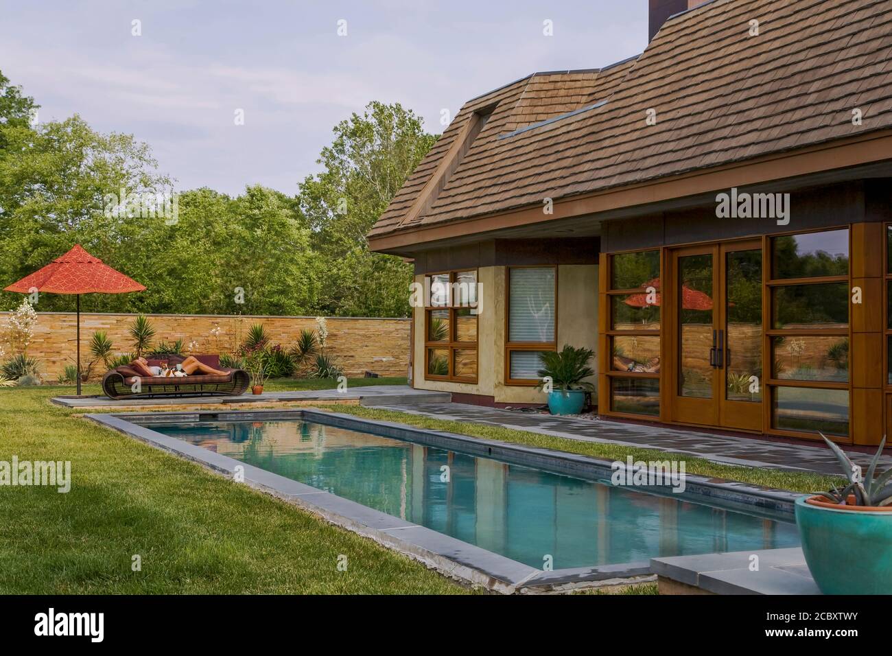 Pool und Terrasse Stockfoto