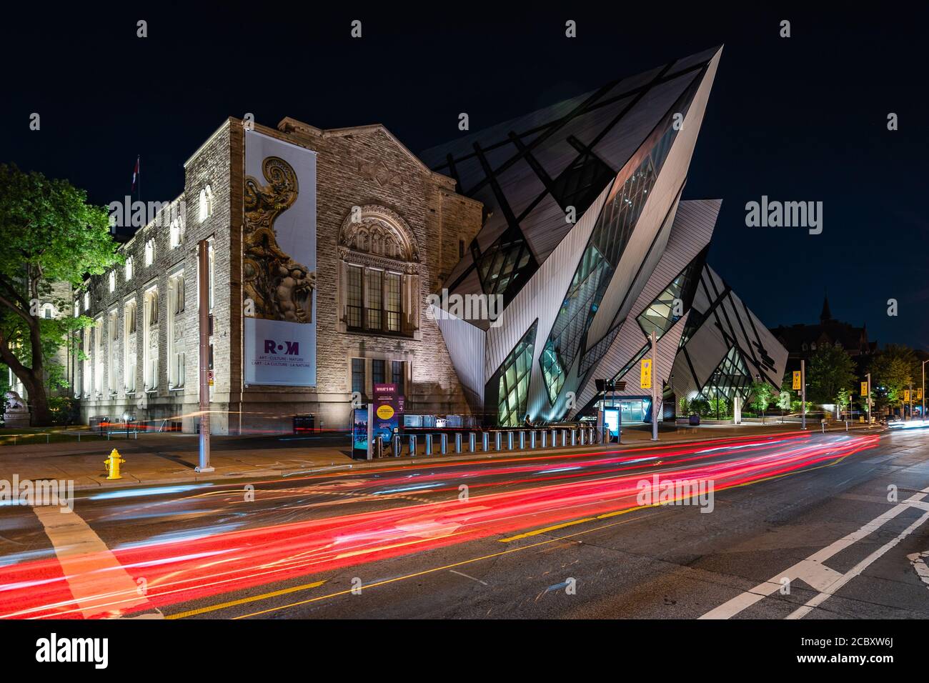 Nachtansicht des architektonischen Wahrzeichen Royal Ontario Museum alias das ROM in Toronto, Ontario, Kanada. Stockfoto