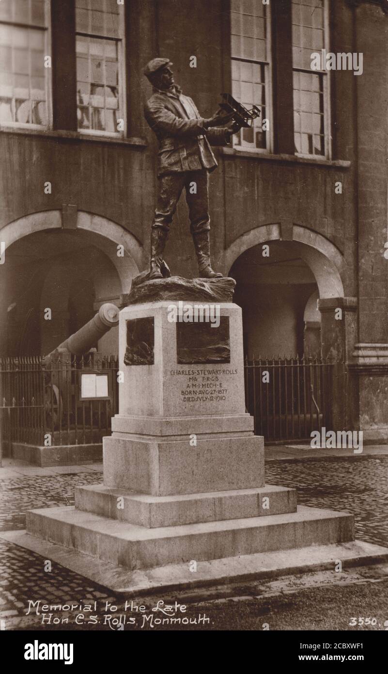 Foto der Gedenkstatue, die am Agincourt Square, Monmouth, zum Gedenken an Charles Stewart Rolls errichtet wurde. Um 1920. Charles Rolls war der Mitbegründer des Prestige-Automobils und Motorenherstellers Rolls-Royce Limited und der erste Brite, der bei einem Flugunfall mit einem motorisierten Flugzeug ums Leben kam, als der Schwanz seines Wright Flyer während einer Flugvorlesung in Bournemouth abbrach. Stockfoto