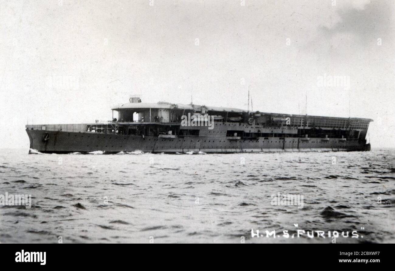 Foto des frühen Royal Navy Flugzeugträgers, H.M.S. Wütend, nachdem er mit einem durchgehenden Flugdeck ausgestattet wurde. Circa. 1925. Stockfoto