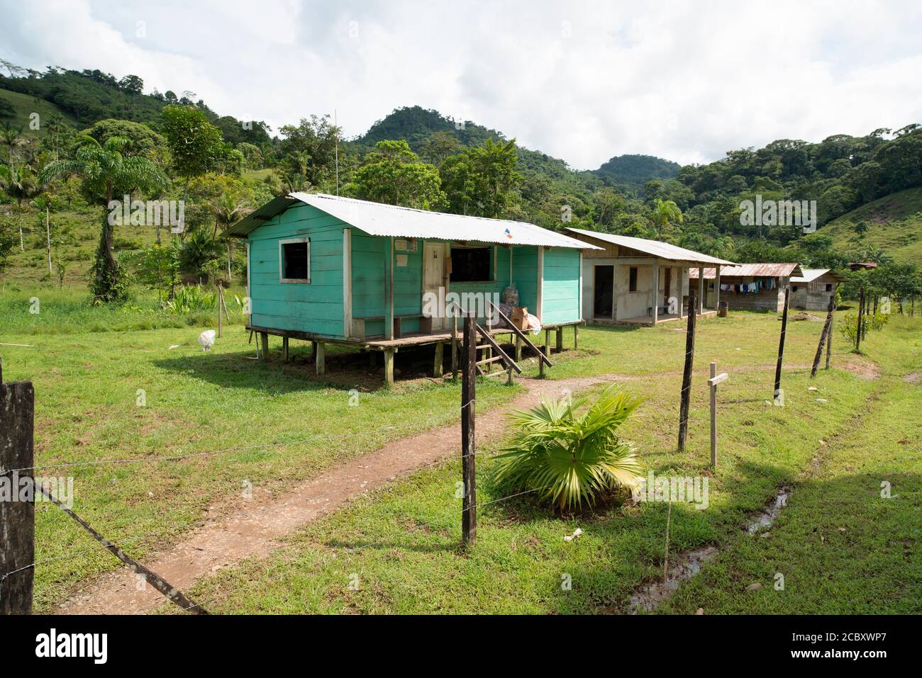 Einfache Holzhäuser in dem kleinen Weiler Guabal am Rande von Panamas indigenen Ngäbe-Bugle comarca (Reservat). Stockfoto