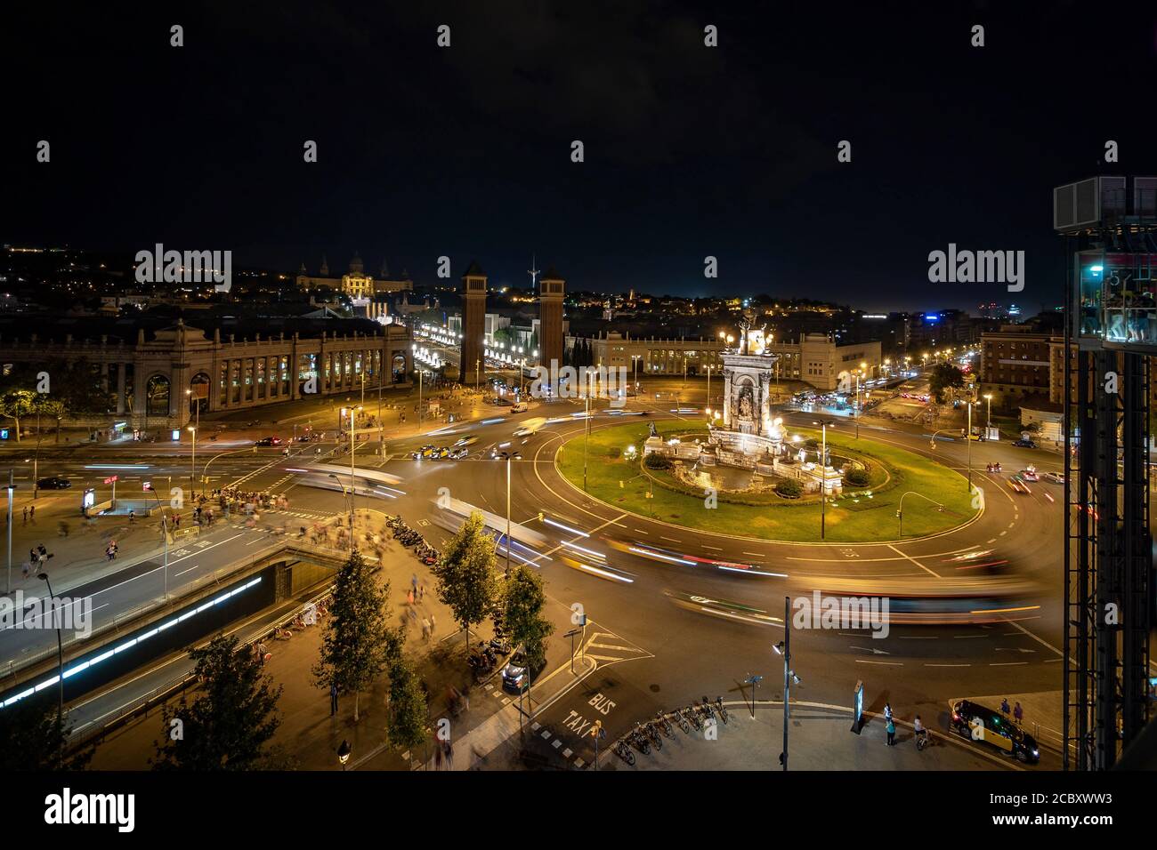 Nachtverkehr um den Plaza de Espana historischen Platz in Barcelona, Katalonien, Spanien. Stockfoto