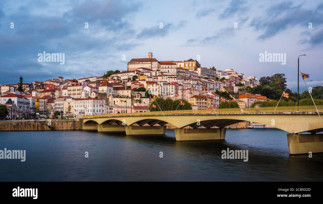 Coimbra, Portugal, Panoramablick auf das historische Zentrum und den Fluss Mondego bei Sonnenuntergang. Stockfoto