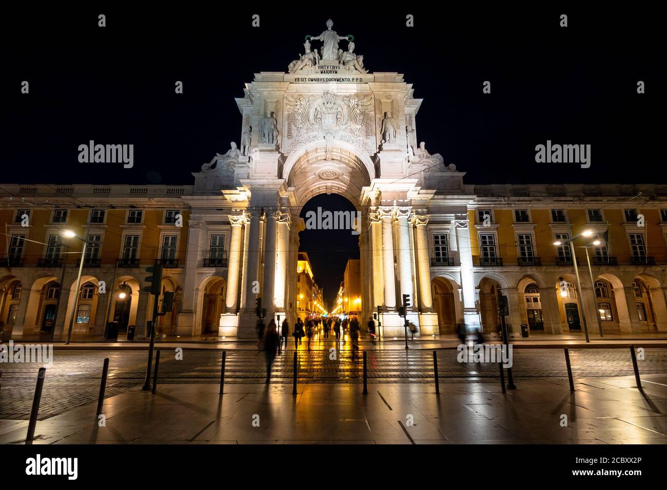 Historisches Wahrzeichen Rua Augusta Arch am Comercio Platz in Lissabon, Portugal. Stockfoto