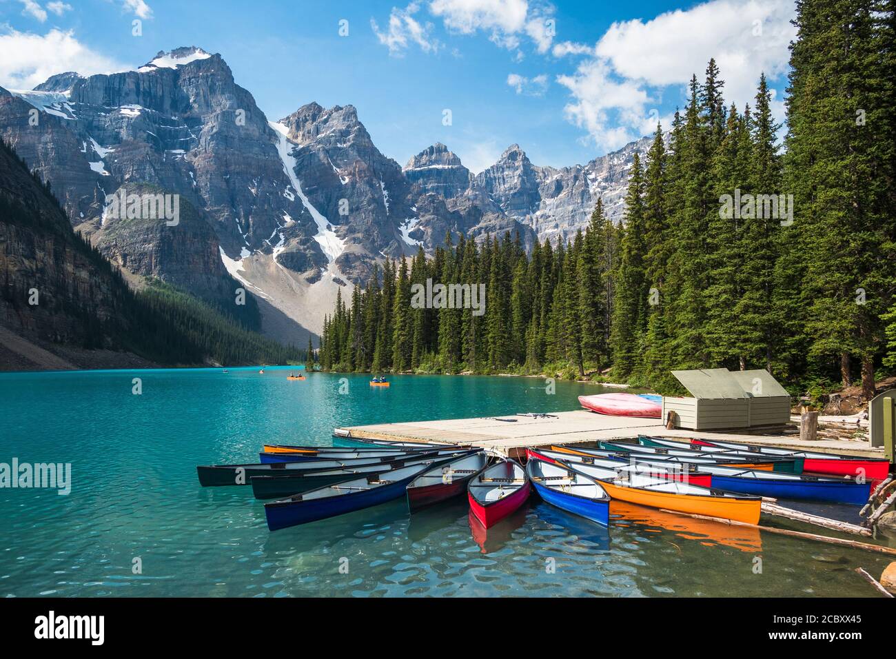 Moraine Lake im Sommer im Banff National Park, Alberta, Kanada. Stockfoto