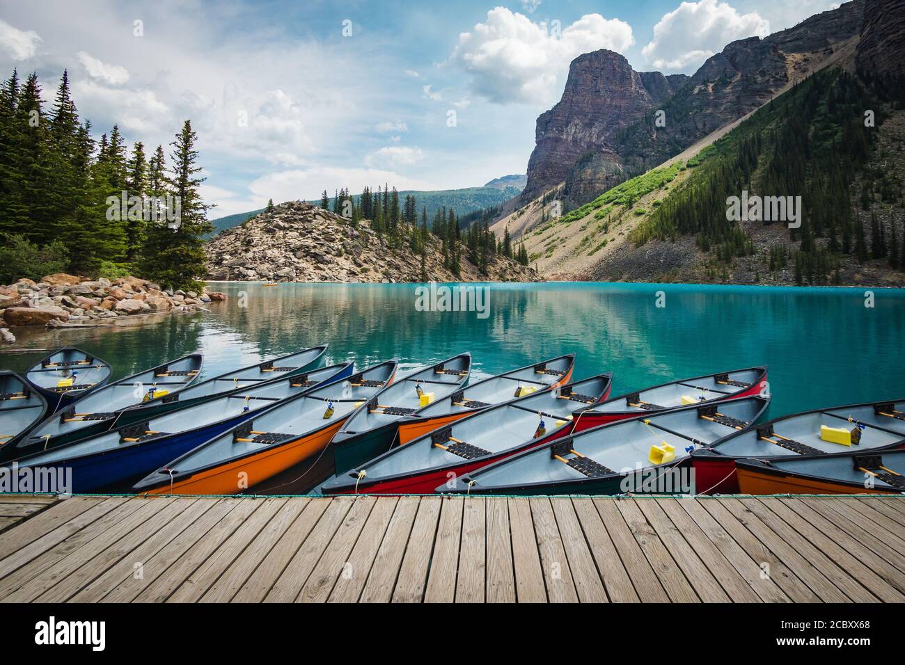 Moraine Lake im Sommer im Banff National Park, Alberta, Kanada. Stockfoto