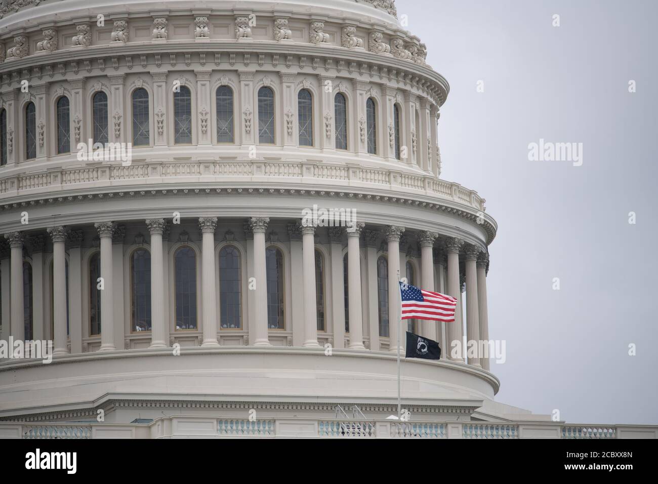 Washington, USA. August 2020. Eine allgemeine Ansicht des US Capitol Building Dome an einem regnerischen Tag in Washington, DC, am 16. August 2020 inmitten der Coronavirus-Pandemie. Heute, da Präsident Trump die Briefwahl diskreditieren muss, kündigte das Aufsichtskomitee des Repräsentantenhauses eine Notverhandlung an und lud den kürzlich ernannten Trump-Kandidaten und den republikanischen Megadonor, Postmaster General Louis DeJoy, ein, über anhaltende Probleme mit der Postzustellung vor den Wahlen 2020 zu bezeugen. (Graeme Sloan/Sipa USA) Quelle: SIPA USA/Alamy Live News Stockfoto