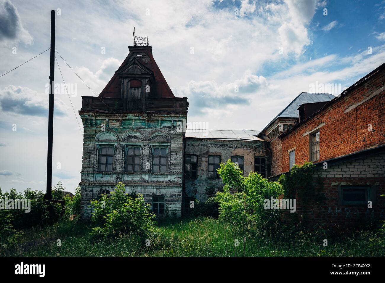 Alte verlassene Villa in Stajevo Dorf, Tambow Region Stockfoto