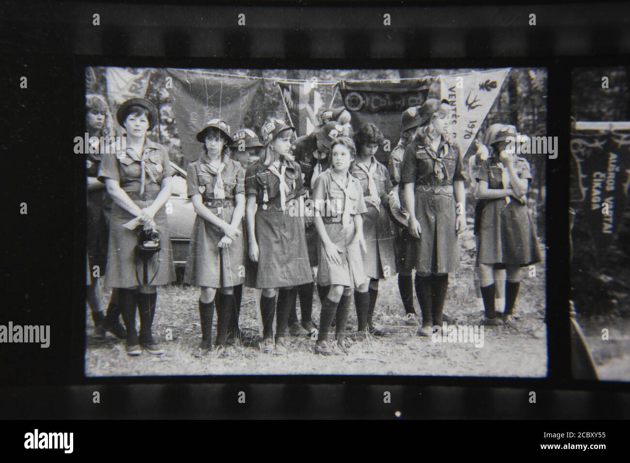 Feine 70er Jahre Vintage Schwarz Weiss Fotografie Von Madchen Scouts Geniessen Sommer Scout Camp Stockfotografie Alamy