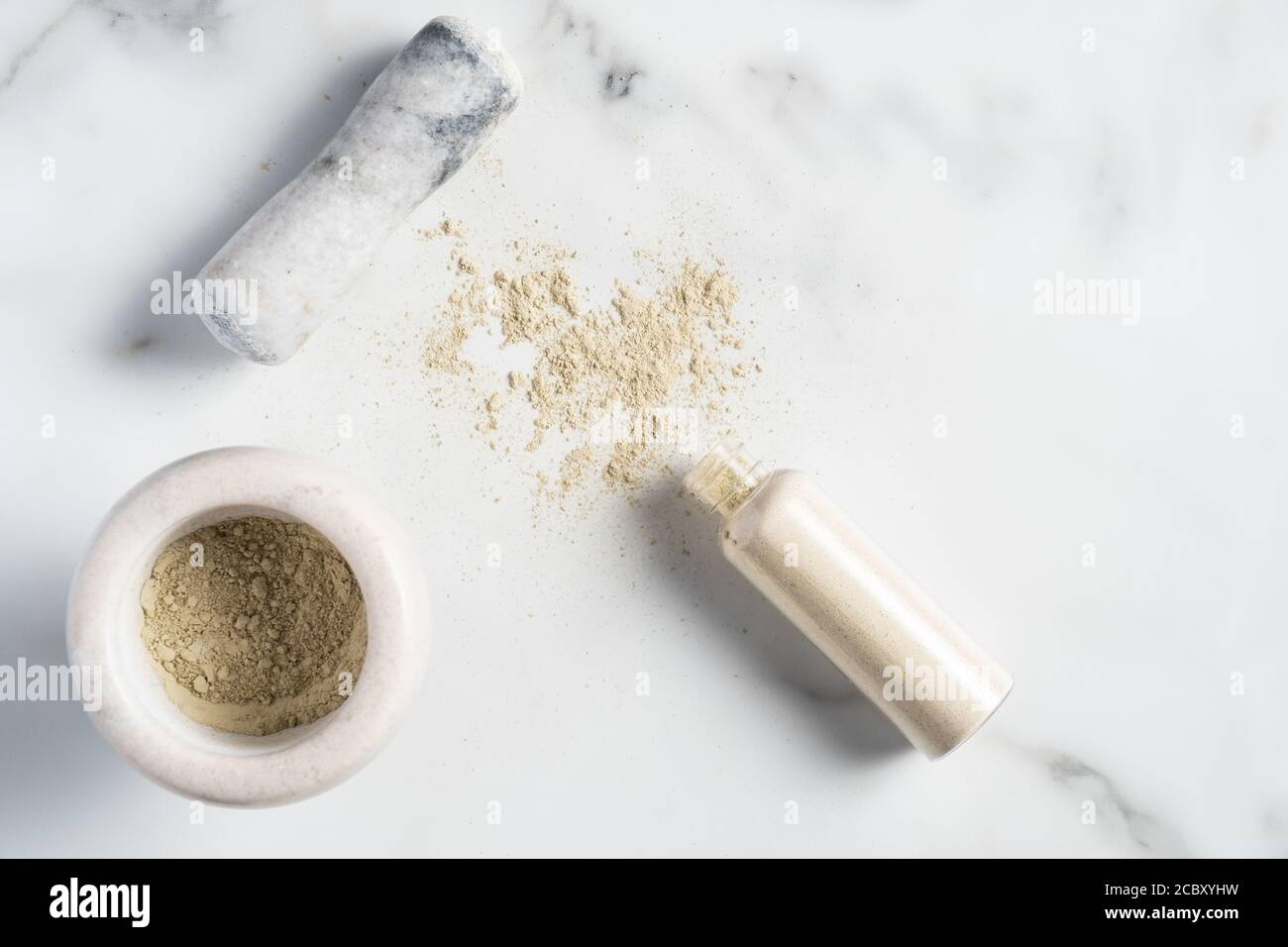 Ubtan natürliche Gesichtswäsche kosmetische Vorbereitung. Schale mit Ubtan-Pulver und Beauty-Produkt-Flasche auf Marmor-Schreibtisch. Flach liegend, Draufsicht. Stockfoto