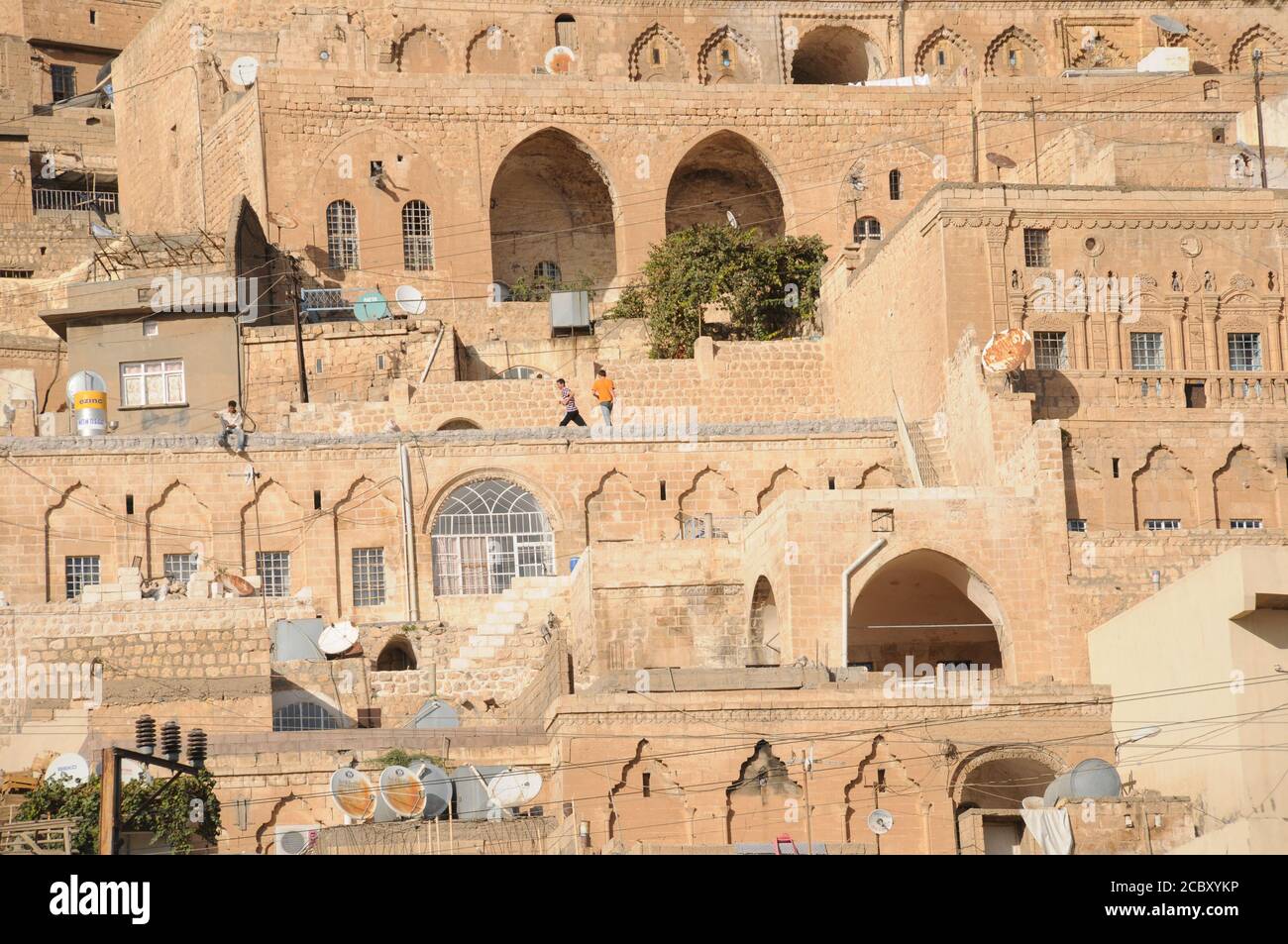 Häuser aus Stein auf einem Berghang in der Altstadt der Stadt Mardin, in der östlichen Anatolien Region im Südosten der Türkei gebaut. Stockfoto