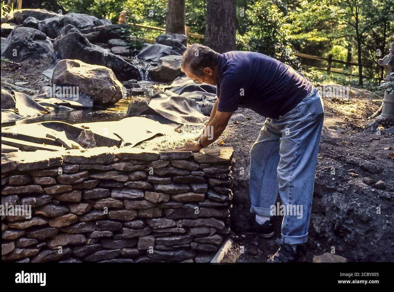 Mann arbeitet Gebäude Steinwand Stockfoto Mann arbeitet Gebäude Steinwand Stockfoto