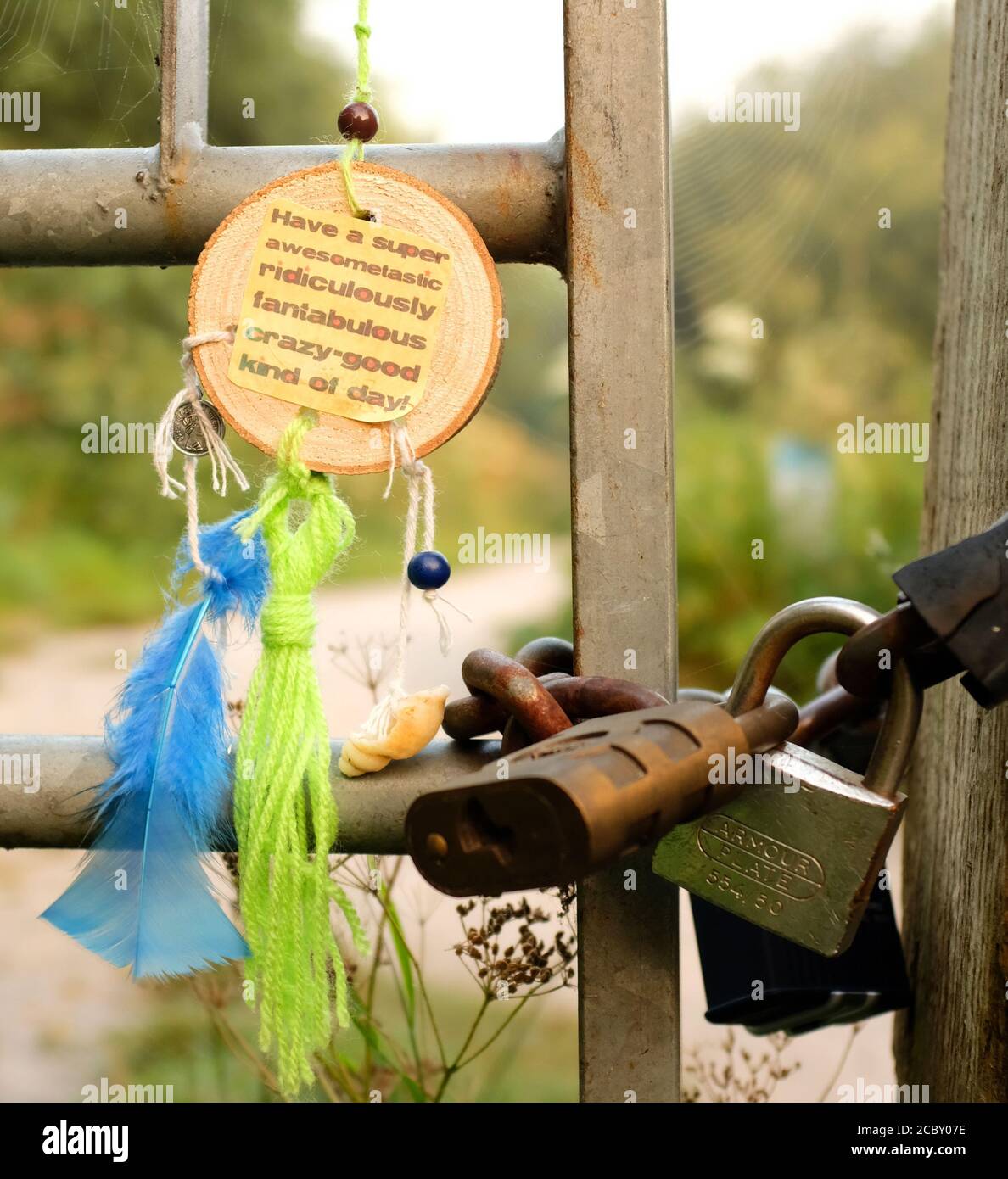 August 2020 - Charms auf einem verschlossenen Tor in der Nähe von Glastonbury, Somerset, UK Stockfoto
