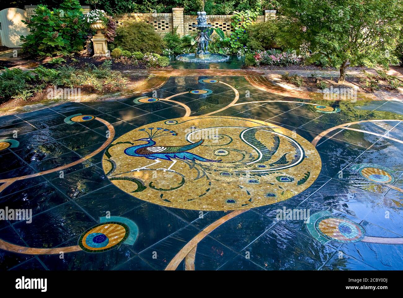 Großes Mosaik-Deck Pfau - Landschaftdesign Stockfoto