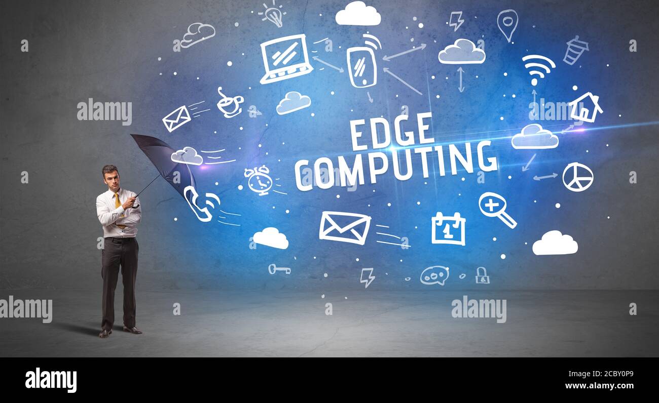 Geschäftsmann Verteidigung mit Regenschirm von EDGE COMPUTING Inschrift, moderne Technologie-Konzept Stockfoto