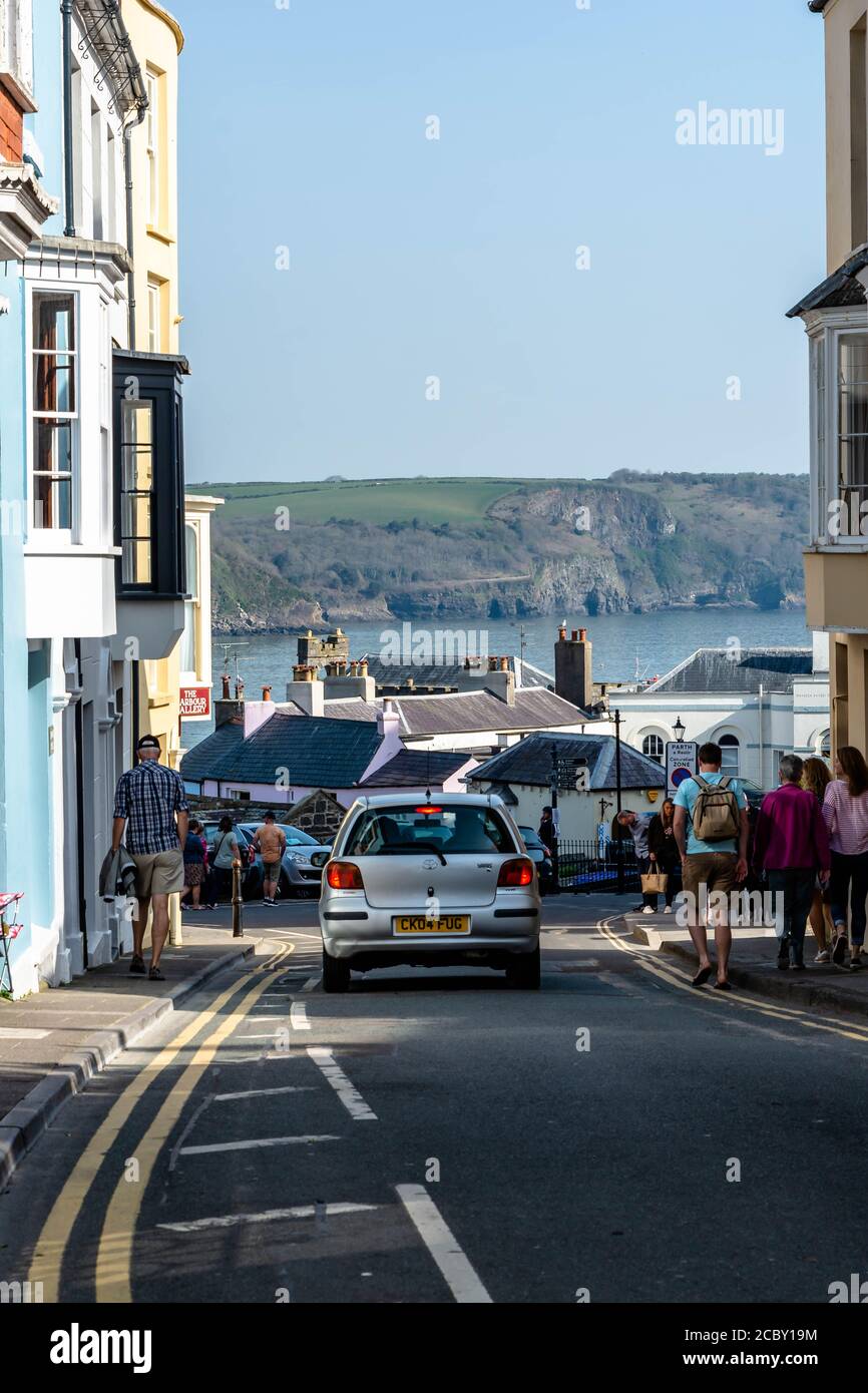 Tenby, Pembrokeshire, Wales, Vereinigtes Königreich - 13. Juli 2019- tenby Dock Road hinunter zum Strand und Dock Stockfoto