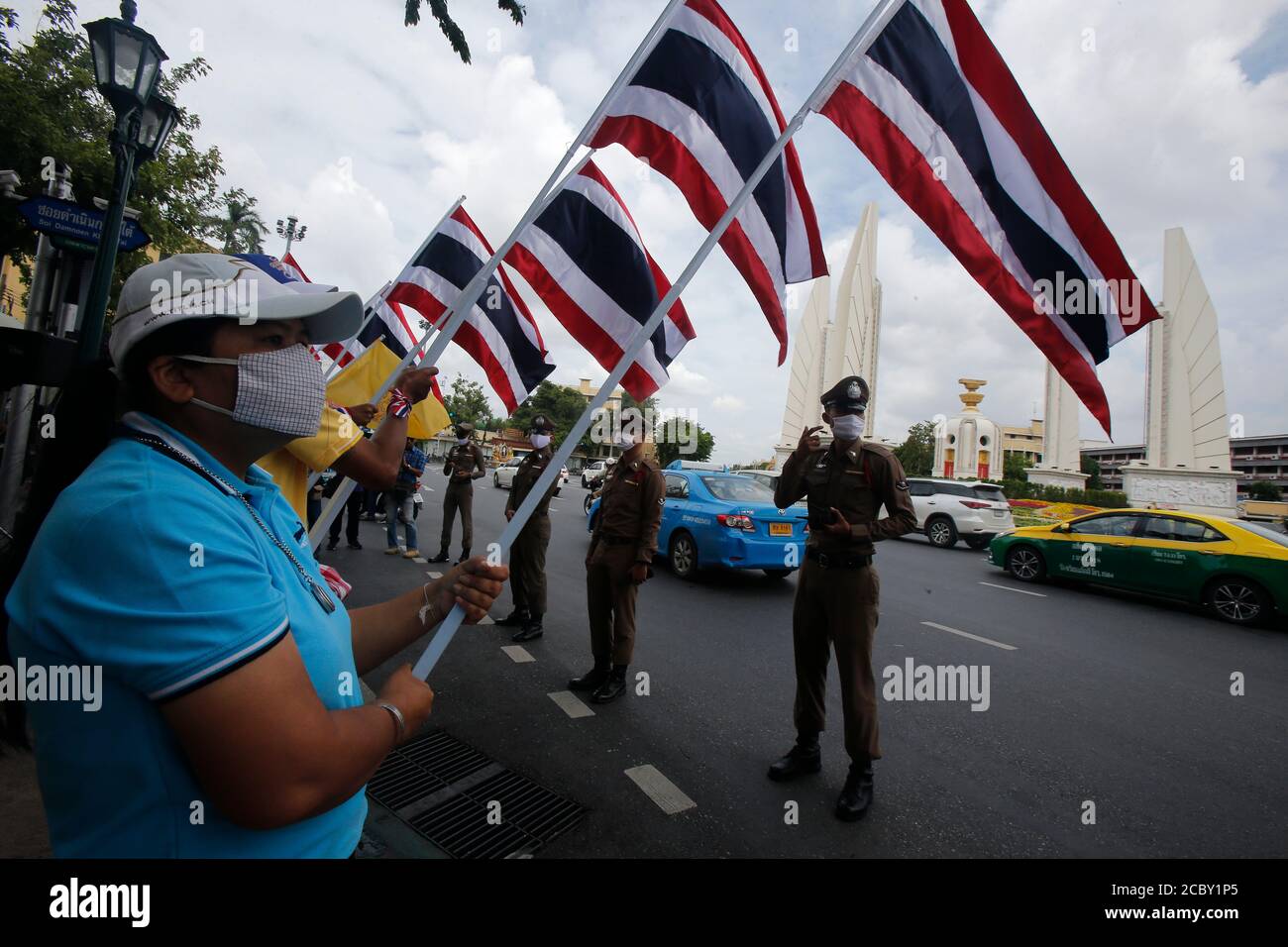 Pro-Royalisten halten thailändische Nationalflaggen auf der Ratchadamneon Avenue in der Nähe des Demokratiedenkmals.früher etwa 60 pro-Royalisten Demonstranten, angeführt von Berufsschülern, Konvergierte am Demokratie-Denkmal in Bangkok mit Nationalflaggen und Porträts seiner Majestät des Königs und königlicher Familienmitglieder in einem Versuch, eine Anti-Regierung-Kundgebung auf der gegenüberliegenden Seite der Ratchadamnoen Avenue zu kontern Stockfoto