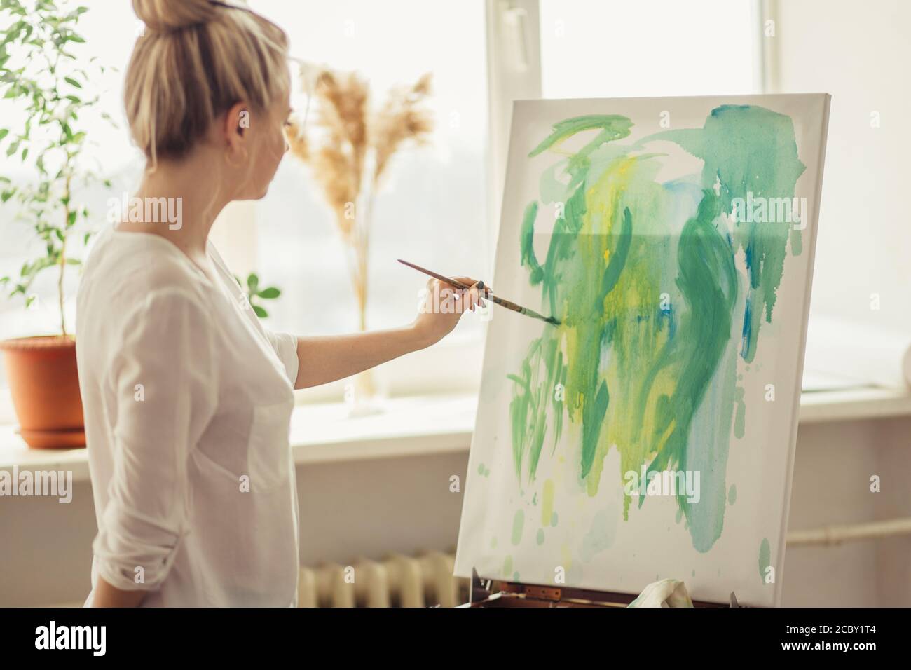 Privatstunde der Kunst. Professionelle Künstler instruiert junge Studenten im Kunststudio. Close up Seitenansicht Foto Stockfoto