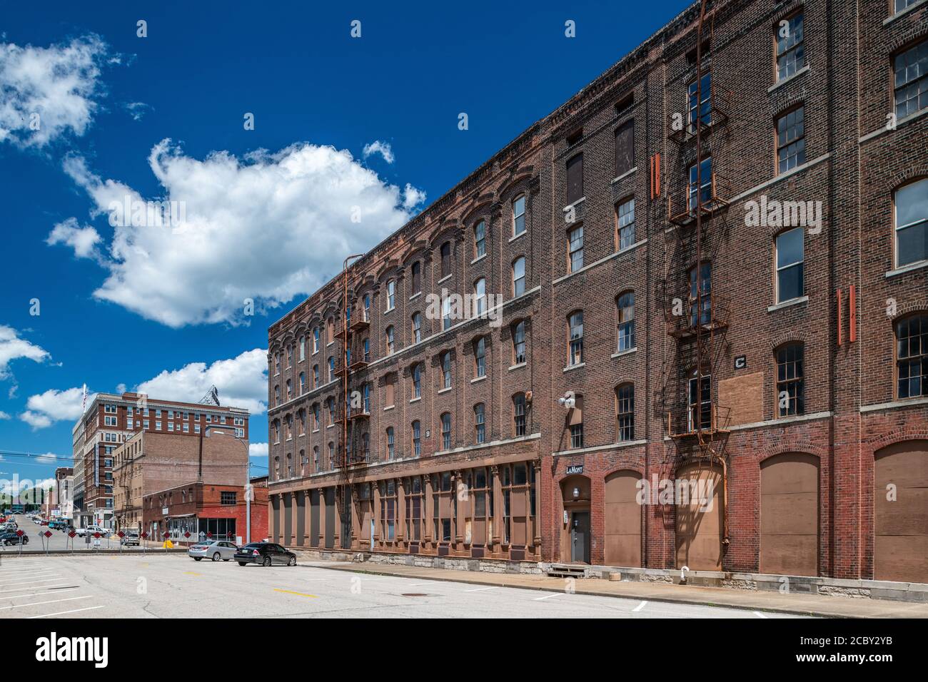 19. Jahrhundert Lager Industriegebäude entlang Eisenbahnschienen in der Innenstadt Burlington Stockfoto