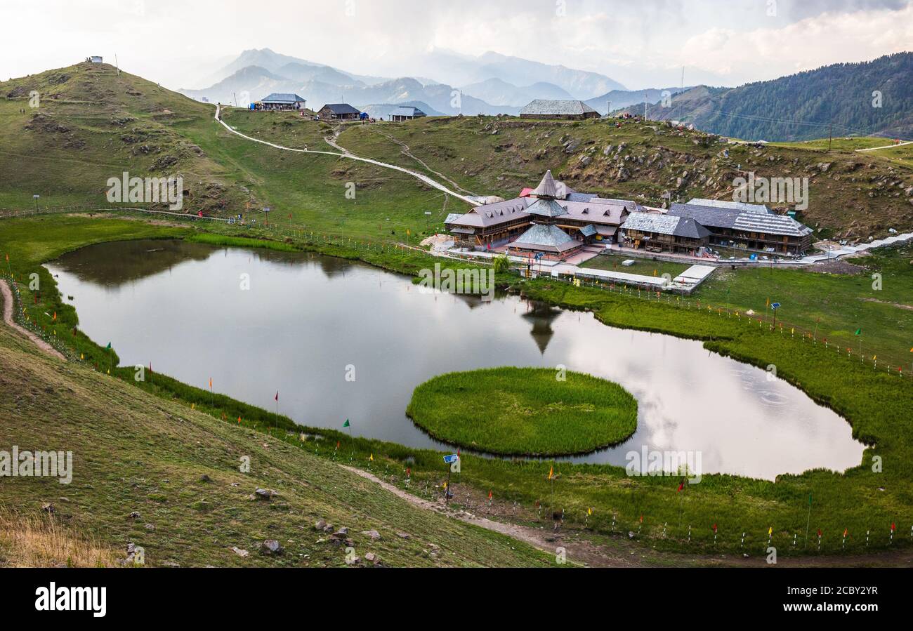 Prashar See in Dhauladhar Gebirgskette im Himalaya, Himachal Pradesh, Indien Stockfoto