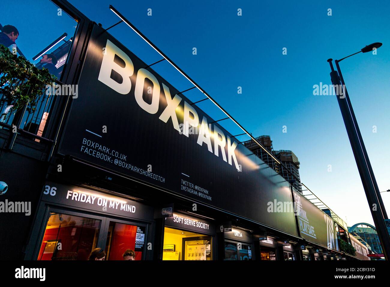 Nahaufnahme des Shoreditch Boxpark - Lebensmittelmarkt und Boutiquen in umfunktionierten Transportcontainern, London, Großbritannien Stockfoto