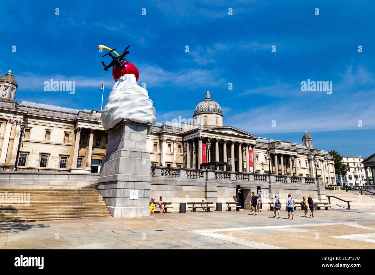 Trafalgar Square vierte Sockelskulptur "The End" der Künstlerin Heather Phillipson, die einen Wirbel aus Eis, Kirsche, Drohne und Fliege zeigt, London, Großbritannien Stockfoto