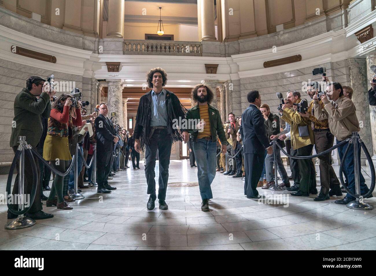 VERÖFFENTLICHUNG: 16. Oktober 2020 TITEL: The Trial of the Chicago 7 STUDIO: Netflix REGIE: Aaron Sorkin PLOT: Die Geschichte von 7 Personen, die wegen verschiedener Anschuldigungen wegen des Aufstands bei der Democratic National Convention 1968 in Chicago vor Gericht gestellt wurden. MIT: (L -R) SACHA BARON COHEN als Abbie Hoffman, JEREMY STRONG als Jerry Rubin. (Bild: © Niko Tavernise/Netflix/Entertainment Pictures via ZUMA Wire) Stockfoto