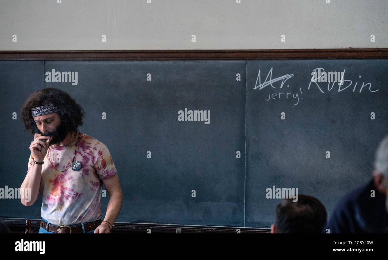 VERÖFFENTLICHUNG: 16. Oktober 2020 TITEL: The Trial of the Chicago 7 STUDIO: Netflix REGIE: Aaron Sorkin PLOT: Die Geschichte von 7 Personen, die wegen verschiedener Anschuldigungen wegen des Aufstands bei der Democratic National Convention 1968 in Chicago vor Gericht gestellt wurden. HAUPTROLLE: JEREMY STRONG als Jerry Rubin. (Bild: © Niko Tavernise/Netflix/Entertainment Pictures via ZUMA Wire) Stockfoto