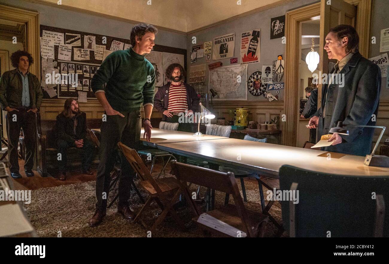 VERÖFFENTLICHUNG: 16. Oktober 2020 TITEL: The Trial of the Chicago 7 STUDIO: Netflix REGIE: Aaron Sorkin PLOT: Die Geschichte von 7 Personen, die wegen verschiedener Anschuldigungen wegen des Aufstands bei der Democratic National Convention 1968 in Chicago vor Gericht gestellt wurden. MIT: (L -R) SACHA BARON COHEN als Abbie Hoffman, DANNY FLAHERTY als John Froines, EDDIE REDMAYNE als Tom Hayden, JEREMY STRONG als Jerry Rubin, MARK RYLANCE als William Kuntsler. (Bild: © Niko Tavernise/Netflix/Entertainment Pictures via ZUMA Wire) Stockfoto