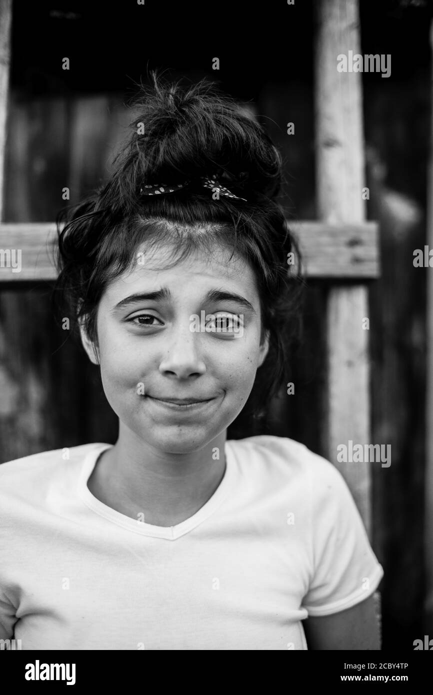 Schwarz-weiß Porträt eines Teenagers im Freien. Stockfoto