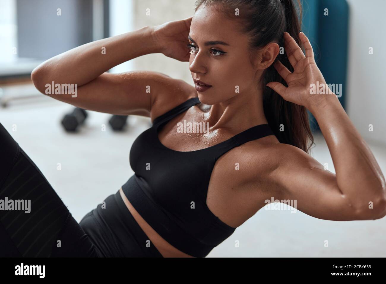 Slim Fitness weiblich in Turnhalle Pumppresse. Schwitzen starke Fitnesswoman Stockfoto