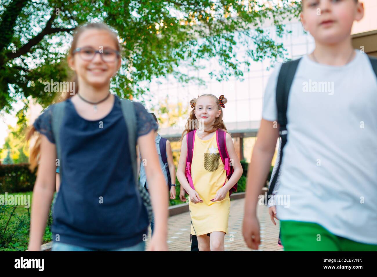 Gruppe Kinder gehen zusammen in die Schule. Stockfoto