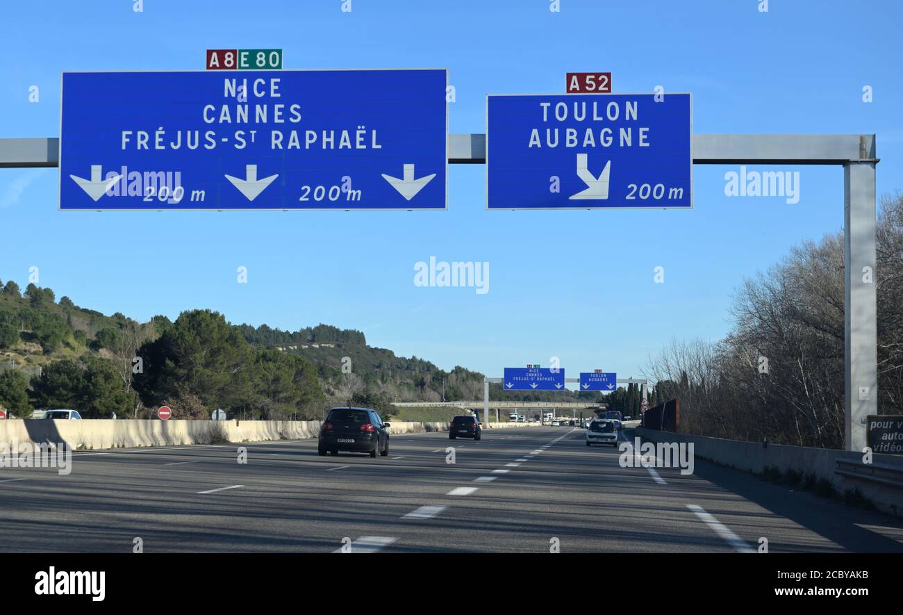 Autobahnausschilderung auf der E 80 (Transeuropäische Autobahn oder TEM), in der Nähe von Aix-en-Provence FR Stockfoto