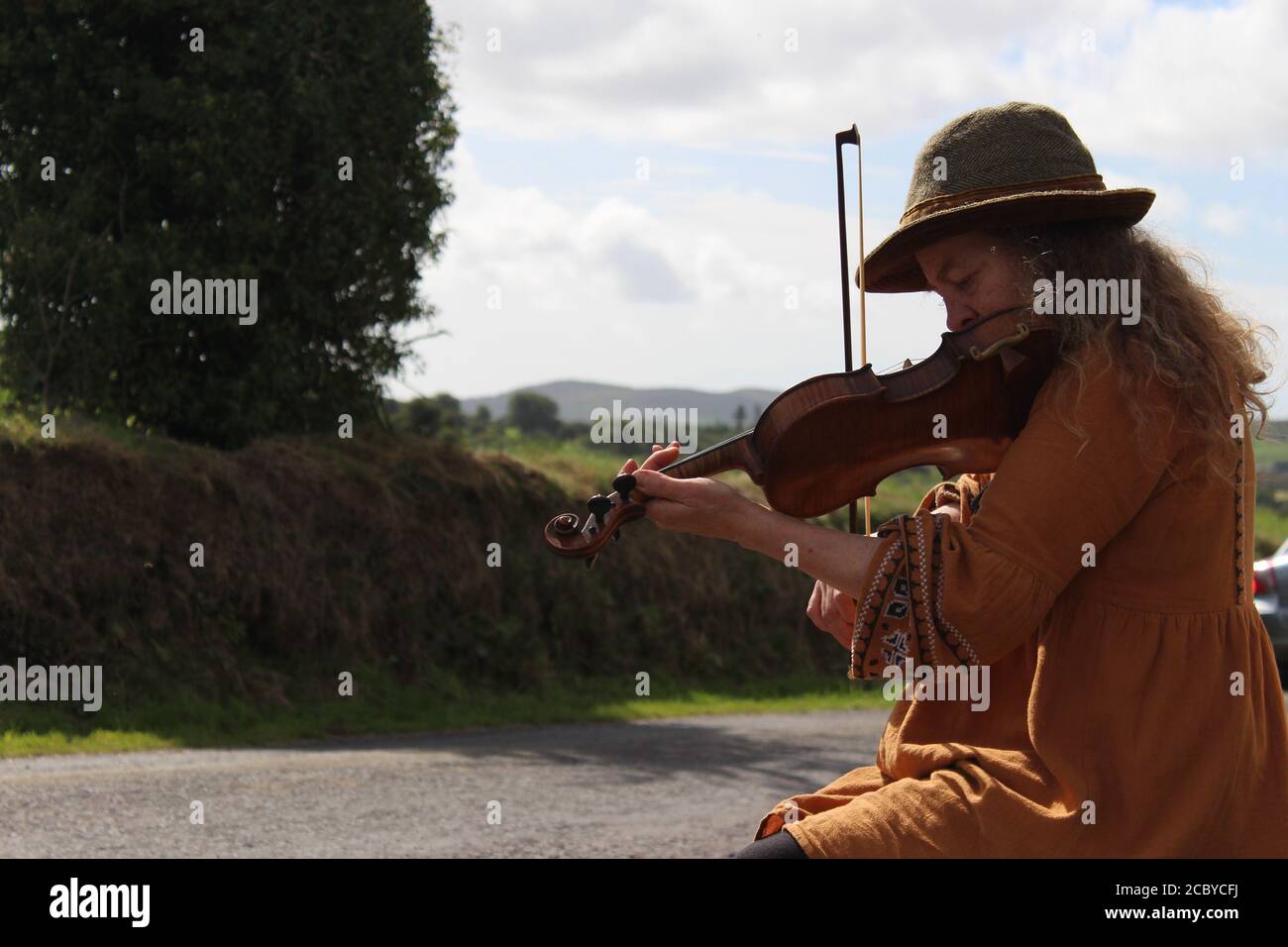 Frau spielt Geige beim Irish Traditional Music Festival zu Ehren von Captain Chief O'Neill. Bantry, Co Cork. Irland. Stockfoto
