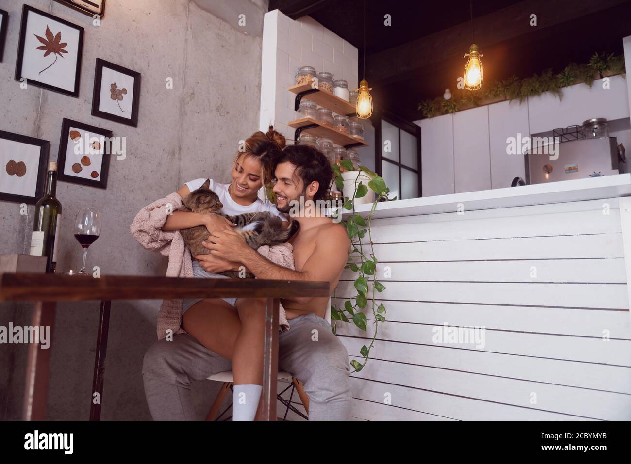 Frau und Mann genießen Zeit zu Hause, lieben junge Frau und Mann verbringen Zeit zusammen zu Hause, Glück, Menschen und Spaß Konzept. Stockfoto