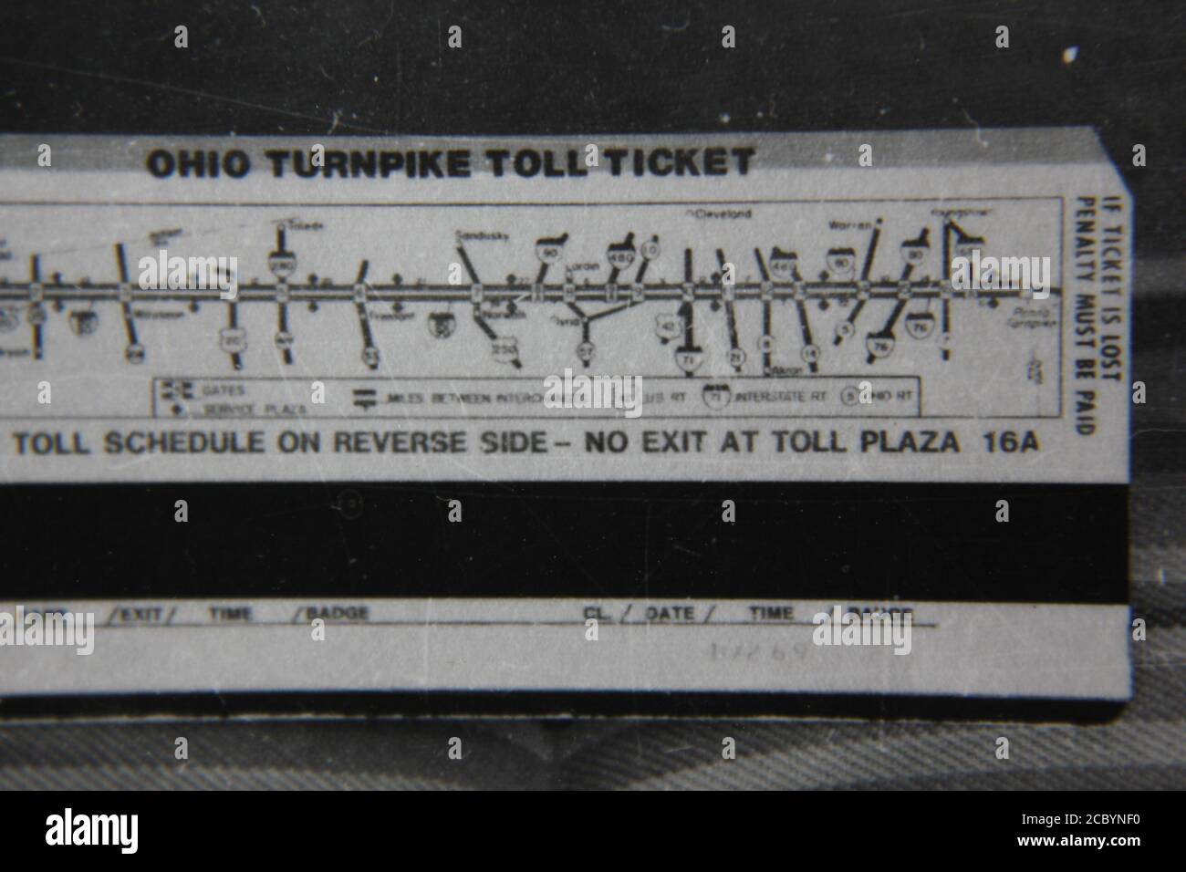 Feine 70er Jahre Vintage schwarz-weiß Fotografie der Ohio Turnpike Mautkarte mit einem Raster von Zahlen und Mautgebühren. Stockfoto