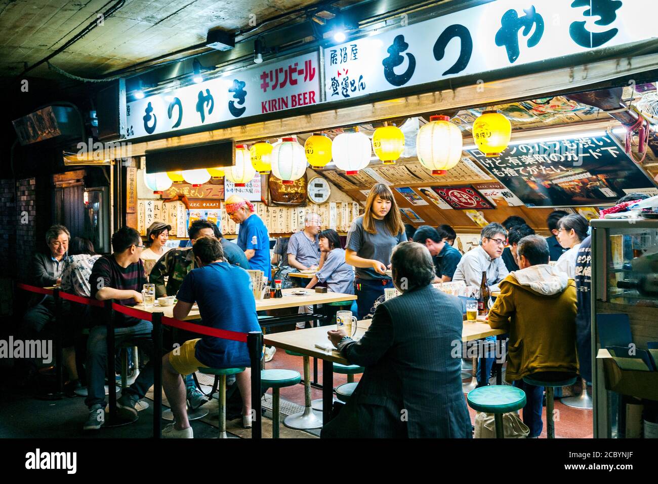 Yokocho Yurakucho Yakitori Alley, Japanische Restaurants unter den Zugschienen, Tokio Japan Stockfoto