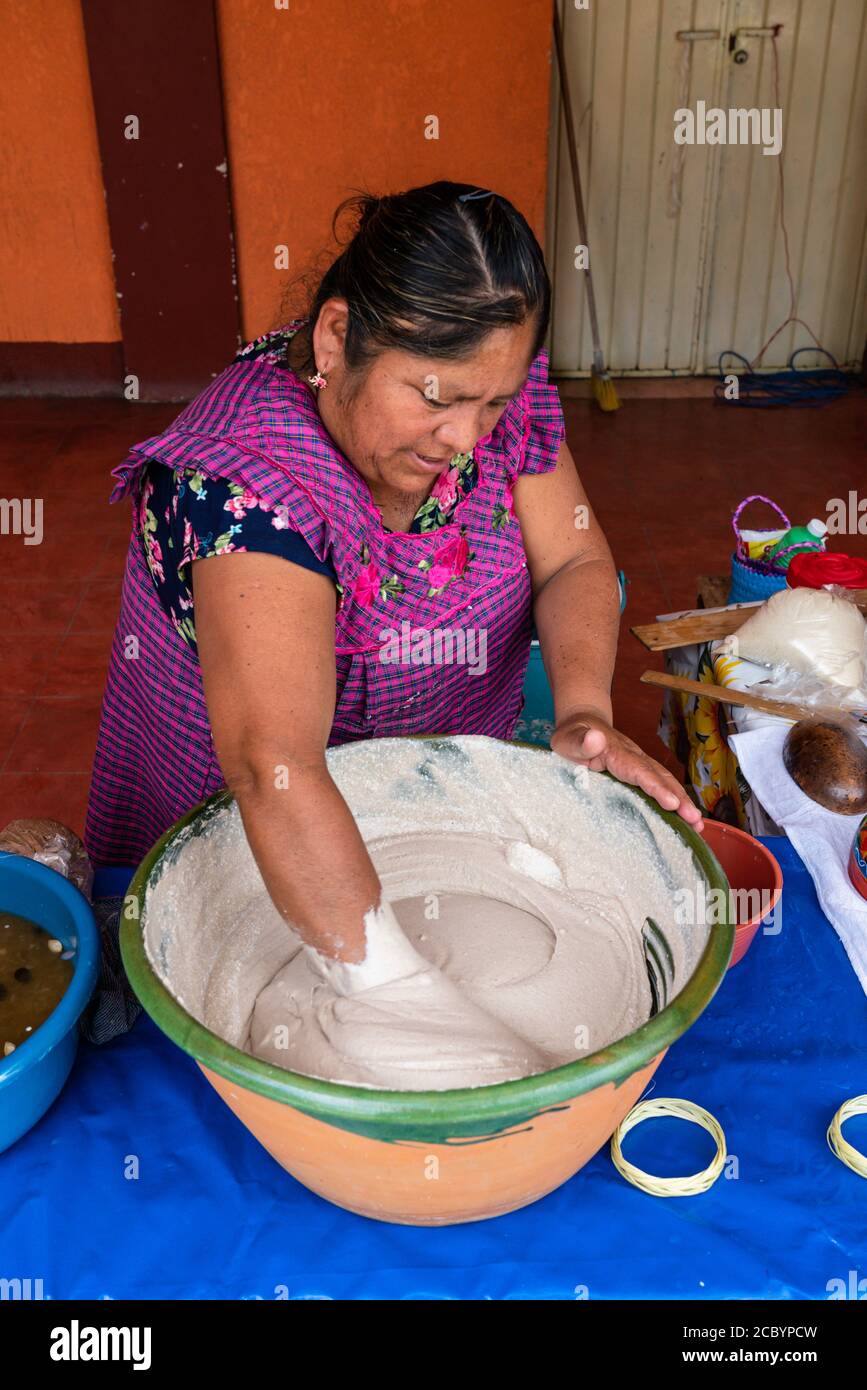Eine Zapoteerin macht Tejate, ein traditionelles Getränk in Oaxaca, Mexiko. Hauptzutaten sind gerösteter Mais, fermentierte Kakaobohnen, gerösteter Mamey pi Stockfoto